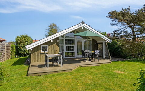 Hereth - 100M from the Sea: Blau, Strauch, Hütte, Ground, Garten, Estate, Schatten, Landscaping, Bauernhaus, Eco Hotel
