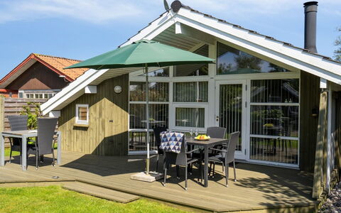 Hereth - 100M from the Sea: Blau, Strauch, Hütte, Ground, Garten, Estate, Schatten, Landscaping, Bauernhaus, Eco Hotel