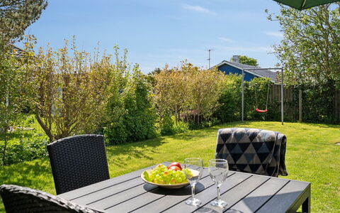 Hereth - 100M from the Sea: Blau, Strauch, Hütte, Ground, Garten, Estate, Schatten, Landscaping, Bauernhaus, Eco Hotel