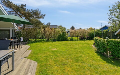 Hereth - 100M from the Sea: Blau, Strauch, Hütte, Ground, Garten, Estate, Schatten, Landscaping, Bauernhaus, Eco Hotel