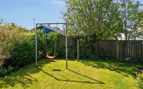 Hereth - 100M from the Sea: Blau, Strauch, Hütte, Ground, Garten, Estate, Schatten, Landscaping, Bauernhaus, Eco Hotel