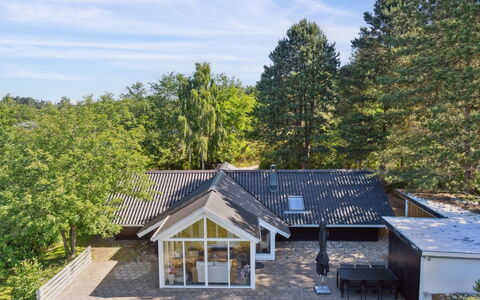 Laurens - 800M from the Sea: Dach, Haus, Zuhause, Hütte, Abstellgleis, Estate, Auffahrt, Gartenbauten, Garten, Schuppen