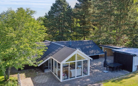 Laurens - 800M from the Sea: Dach, Haus, Zuhause, Hütte, Abstellgleis, Estate, Auffahrt, Gartenbauten, Garten, Schuppen