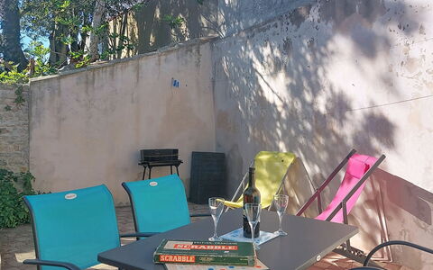 La Boirie: Möbel, Stuhl, Gartenmöbel, Tisch Im Freien, Hinterhof, Garten, Schatten, Kaffetisch, Klappstuhl, Terrasse