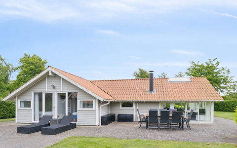 Chrisse - 250M from the Sea: Möbel, Interior Design, Flooring, Fussboden, Decke, Zimmer, Stuhl, Tabelle, Wohnung, Küche & Esszimmer Tisch