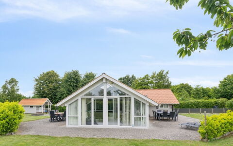 Chrisse - 250M from the Sea: Möbel, Interior Design, Flooring, Fussboden, Decke, Zimmer, Stuhl, Tabelle, Wohnung, Küche & Esszimmer Tisch