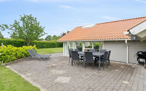 Chrisse - 250M from the Sea: Möbel, Interior Design, Flooring, Fussboden, Decke, Zimmer, Stuhl, Tabelle, Wohnung, Küche & Esszimmer Tisch
