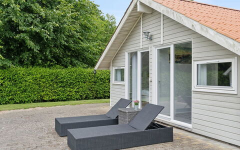 Chrisse - 250M from the Sea: Möbel, Interior Design, Flooring, Fussboden, Decke, Zimmer, Stuhl, Tabelle, Wohnung, Küche & Esszimmer Tisch