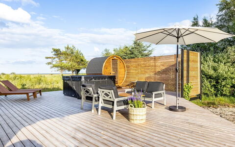 Griselda - 400M from the Sea: Holz, Zuhause, Veranda, Deck, Hartholz, Dach, Holzbeize, Holzboden, Eco Hotel