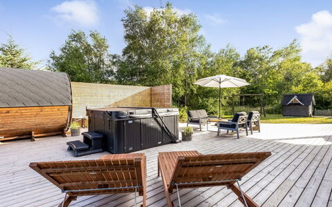 Griselda - 400M from the Sea: Holz, Zuhause, Veranda, Deck, Hartholz, Dach, Holzbeize, Holzboden, Eco Hotel