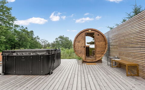 Griselda - 400M from the Sea: Holz, Zuhause, Veranda, Deck, Hartholz, Dach, Holzbeize, Holzboden, Eco Hotel
