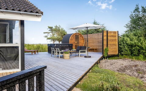 Griselda - 400M from the Sea: Holz, Zuhause, Veranda, Deck, Hartholz, Dach, Holzbeize, Holzboden, Eco Hotel