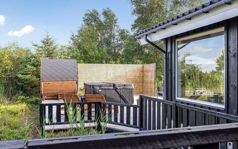 Griselda - 400M from the Sea: Holz, Zuhause, Veranda, Deck, Hartholz, Dach, Holzbeize, Holzboden, Eco Hotel