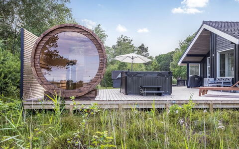 Griselda - 400M from the Sea: Holz, Zuhause, Veranda, Deck, Hartholz, Dach, Holzbeize, Holzboden, Eco Hotel