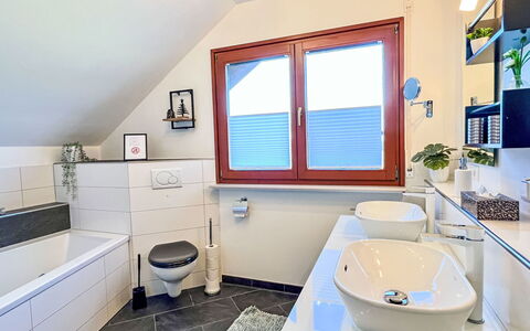 Haus an der Sonne: Armatur, Interior Design, Flooring, Badezimmer, Zapfhahn, Fussboden, Sinken, Installation, Zuhause, Decke