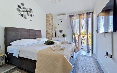 Id&La: Bett, Möbel, Interior Design, Bedding, Schlafzimmer, Fussboden, Flooring, Bettdecke, Zimmer, Holz