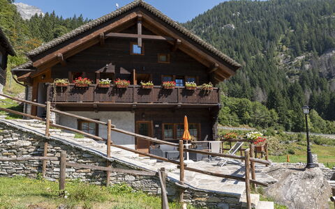 Incanto Walser Apartments Testa: Pflanze, Eigentum, Himmel, Berg, Baum, Holz, Natürliche Landschaft, Fenster, Haus, Hochland