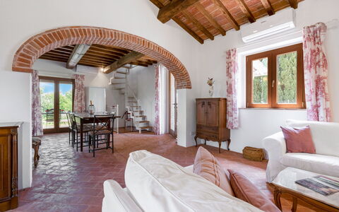 Vineyard’s Cottage With Pool, Ac, Wifi - Siena: Tabelle, Möbel, Gebäude, Holz, Fenster, Stuhl, Interior Design, Bilderrahmen, Komfort, Fussboden