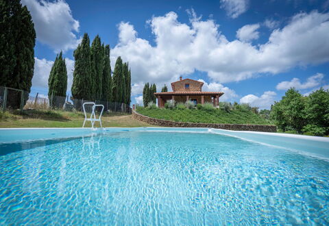 Vineyard’s Cottage With Pool, Ac, Wifi - Siena: Wolke, Wasser, Himmel, Pflanze, Eigentum, Baum, Azurblau, Gebäude, Schwimmbad, Natürliche Landschaft