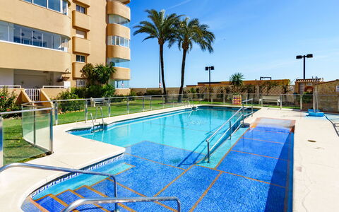 Fuengirola 605: Wasser, Gebäude, Himmel, Pflanze, Fenster, Schwimmbad, Azurblau, Baum, Schatten, Haus