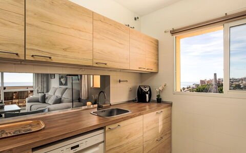 Fuengirola 605: Countertop, Cabinetry, Eigentum, Schublade, Gebäude, Küche, Kommode, Holz, Beleuchtung, Interior Design