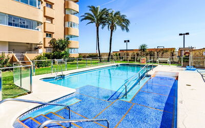 Fuengirola 605: Wasser, Himmel, Gebäude, Fenster, Pflanze, Schwimmbad, Azurblau, Baum, Schatten, Eigentumswohnung