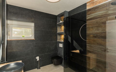 Villa Dalmatina: Wand, Flooring, Interior Design, Armatur, Fussboden, Badezimmer, Beleuchtung, Bad Sink, Decke, Zapfhahn