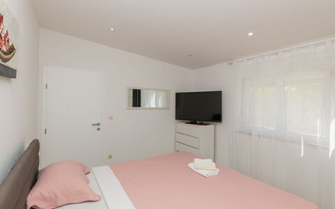 Villa Dalmatina: Bett, Möbel, Interior Design, Schlafzimmer, Fussboden, Flooring, Holz, Decke, Bedding, Bettdecke