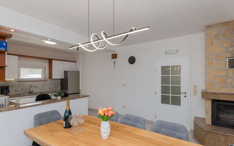 Villa Dalmatina: Interior Design, Light Fixture, Decke, Holz, Flooring, Möbel, Beleuchtung, Countertop, Küche, Zuhause