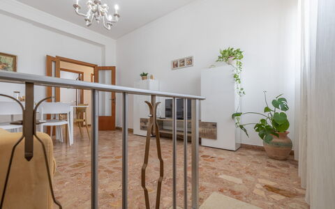 Casa Rivamare: Pflanze, Eigentum, Gebäude, Zimmerpflanze, Blumentopf, Holz, Tabelle, Flooring, Fussboden, Interior Design