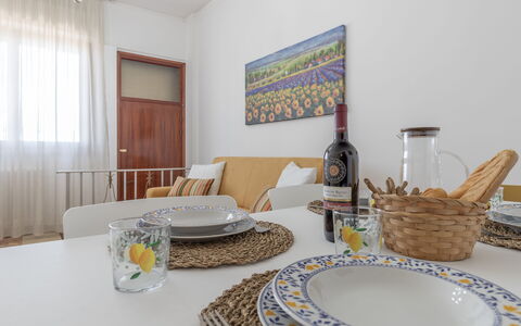 Casa Rivamare: Tabelle, Geschirr, Möbel, Eigentum, Dishware, Tischdecke, Textil, Interior Design, Holz, Teller