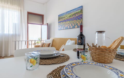 Casa Rivamare: Tabelle, Eigentum, Möbel, Geschirr, Fenster, Dishware, Azurblau, Flasche, Textil, Holz