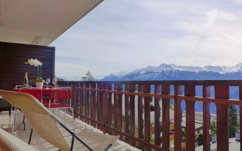 Crans-Montana 666: Himmel, Wolke, Zaun, Holz, Gewässer, Schatten, Veranda, Berg, Grundeigentum, Freizeit
