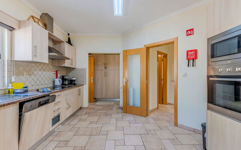 Carmen: Flooring, Fussboden, Holz, Decke, Interior Design, Beleuchtung, Cabinetry, Zimmer, Küche, Wohnung