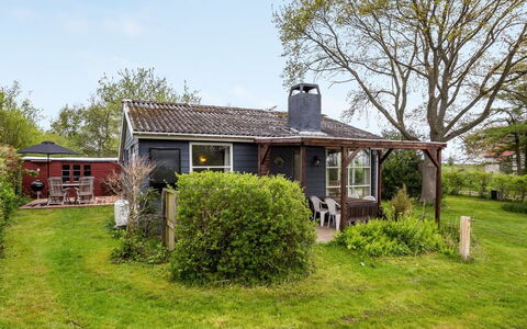 Venla - 150M from the Sea: Haus, Dach, Hütte, Strauch, Zuhause, Ländliches Gebiet, Grundstueck, Bauernhaus, Garten