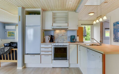 Venla - 150M from the Sea: Küche, Interior Design, Countertop, Küchengerät, Flooring, Holz, Major Appliance, Decke, Haushaltsgerät, Möbel
