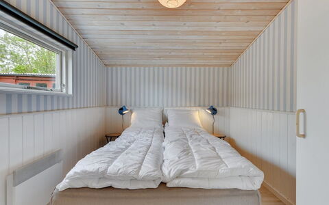 Venla - 150M from the Sea: Holz, Decke, Flooring, Interior Design, Fussboden, Schlafzimmer, Holzbeize, Hartholz, Planke, Bett