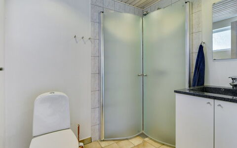 Venla - 150M from the Sea: Flooring, Armatur, Fussboden, Badezimmer, Interior Design, Dusche, Installation, Toilette, Fliese, Decke