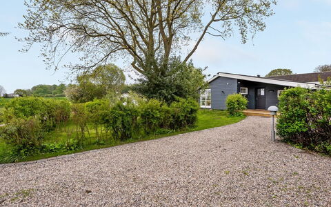 Venla - 150M from the Sea: Strauch, Zuhause, Hütte, Ground, Garten, Auffahrt, Estate, Landscaping, Rasen, Garten