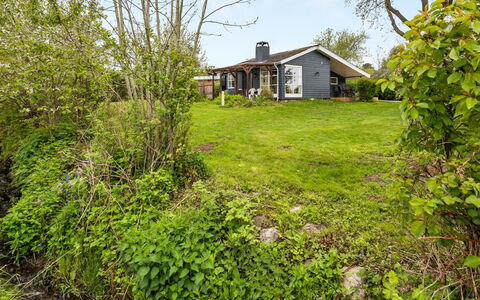 Venla - 150M from the Sea: Gras, Grün, Strauch, Haus, Hütte, Garten, Grundstueck, Zuhause, Ground