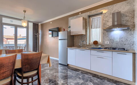 Umag 134: Cabinetry, Möbel, Countertop, Sinken, Stuhl, Holz, Gebäude, Beleuchtung, Küche, Fenster