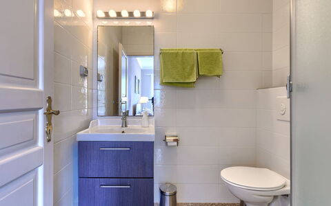 Umag 134: Lila, Cabinetry, Badezimmer, Armatur, Sinken, Gebäude, Interior Design, Badezimmerschrank, Fussboden, Flooring