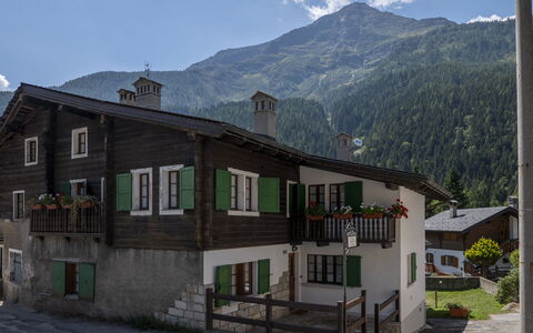 Incanto Walser Apartments Ronco: Himmel, Gebäude, Fenster, Wolke, Berg, Pflanze, Haus, Hochland, Hütte, Wohngebiet