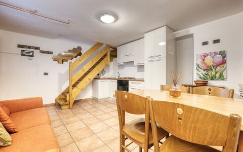 Incanto Walser Apartments Ronco: Möbel, Tabelle, Holz, Stuhl, Flooring, Fussboden, Pflanze, Wohnzimmer, Hartholz, Grundeigentum