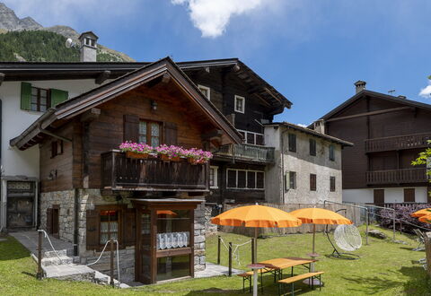 Incanto Walser Apartments Ronco: Himmel, Gebäude, Pflanze, Wolke, Eigentum, Fenster, Haus, Blume, Grundstueck, Hütte