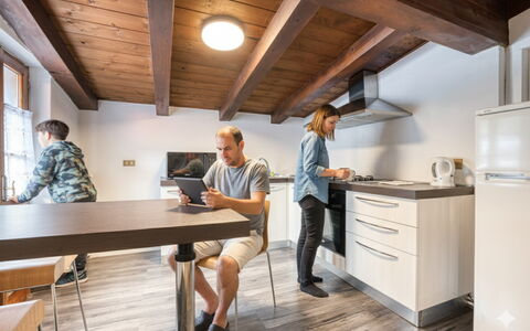Appartamento Piazza Centrale: Möbel, Interior Design, Holz, Flooring, Decke, Fussboden, Tabelle, Zimmer, Countertop, Küche