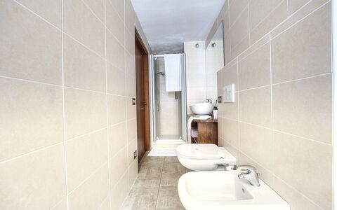 Appartamento Piazza Centrale: Zapfhahn, Armatur, Eigentum, Bad Sink, Sinken, Badezimmer, Gebäude, Toilette, Interior Design, Fussboden