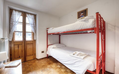 Appartamento Piazza Centrale: Fenster, Komfort, Holz, Bettrahmen, Gebäude, Bett, Fussboden, Grundeigentum, Hartholz