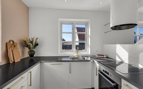 Birtir - 200M from the Sea: Countertop, Küche, Flooring, Interior Design, Küchengerät, Cabinetry, Holz, Decke, Fussboden, Haushaltsgerät