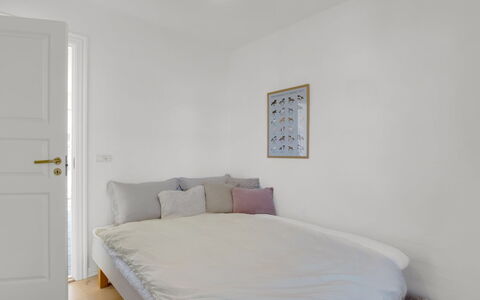 Birtir - 200M from the Sea: Bett, Möbel, Schlafzimmer, Interior Design, Fussboden, Wand, Flooring, Bedding, Holz, Bettdecke